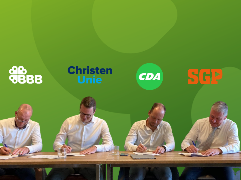 De fractievoorzitters van SGP, CDA, ChristenUnie en BBB Barneveld presenteren gezamenlijk het nieuwe coalitieakkoord in buurthuis Bronveld.